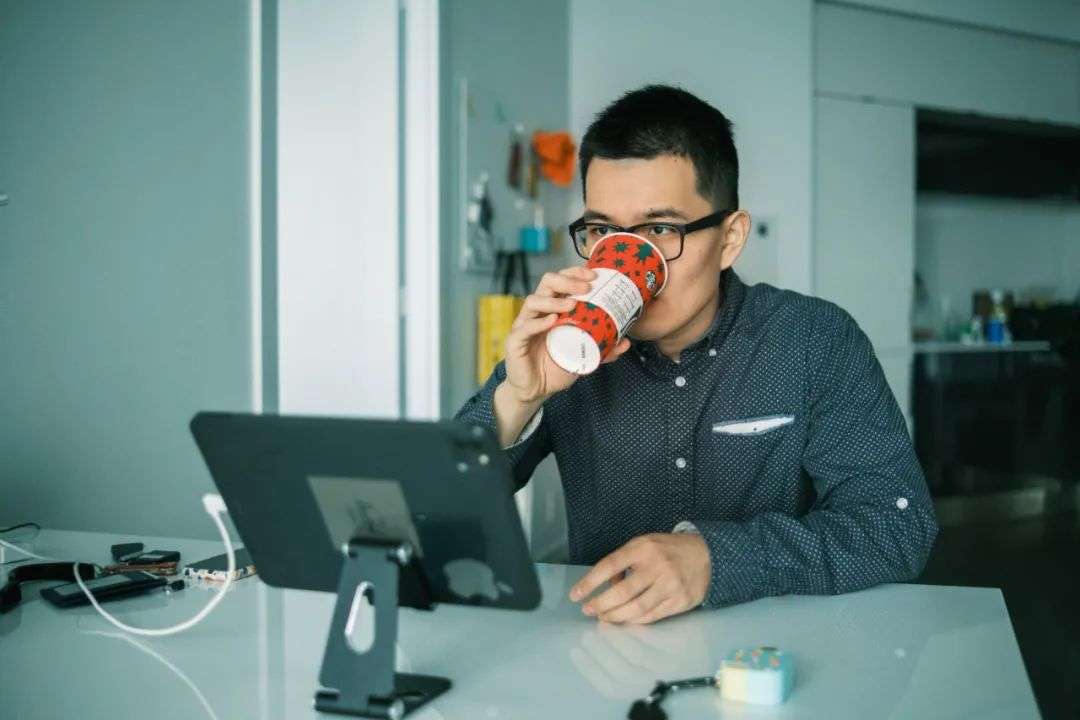 中年危机找哪个行业好呢