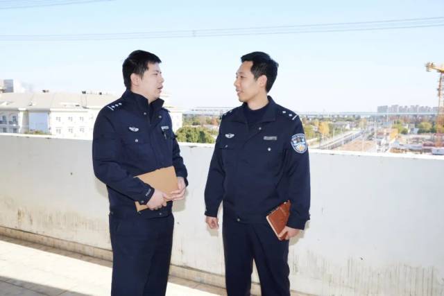 上海市浦东分局经侦支队四大队侦查员密越（图左）和王世坛（麻耀刚摄）