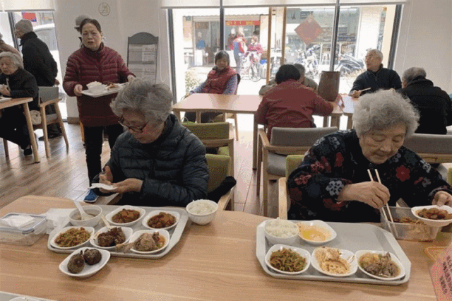 参加完陆家嘴峰会的嘉宾，去看了这家新落地的社区养老机构