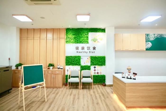 参加完陆家嘴峰会的嘉宾，去看了这家新落地的社区养老机构