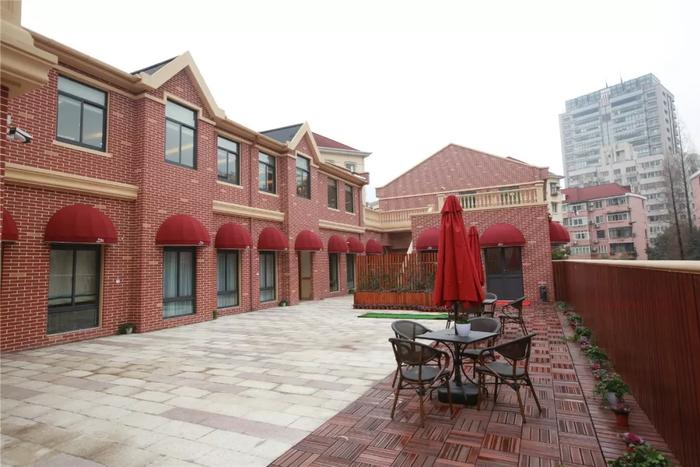 参加完陆家嘴峰会的嘉宾，去看了这家新落地的社区养老机构