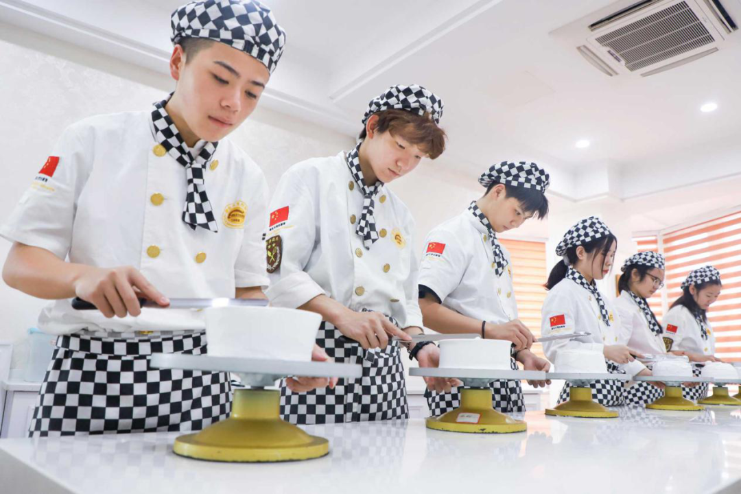 女孩学烘焙有发展吗