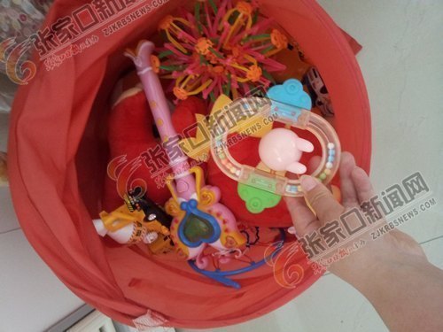 孩子眼中过气的玩具只能搁置储物箱