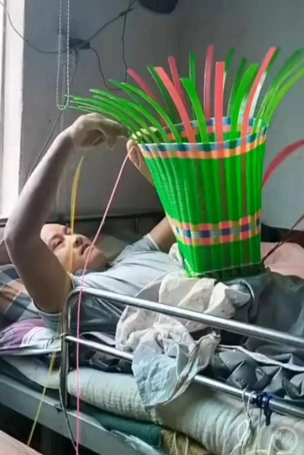 贵州男子瘫痪10年靠手工编织走红：初衷是给娃挣零花钱