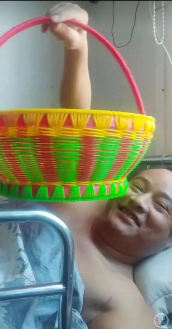 贵州男子瘫痪10年靠手工编织走红：初衷是给娃挣零花钱
