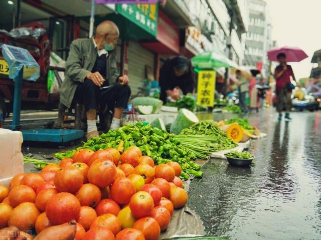 摆摊卖菜赚钱吗