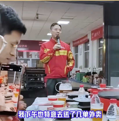 刘强东送完外卖，请骑手们吃饭。图片来自网络。