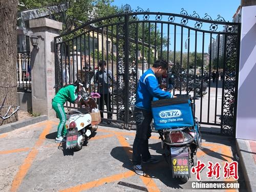 高校“懒人经济”日渐凸显 大学生变懒了吗？