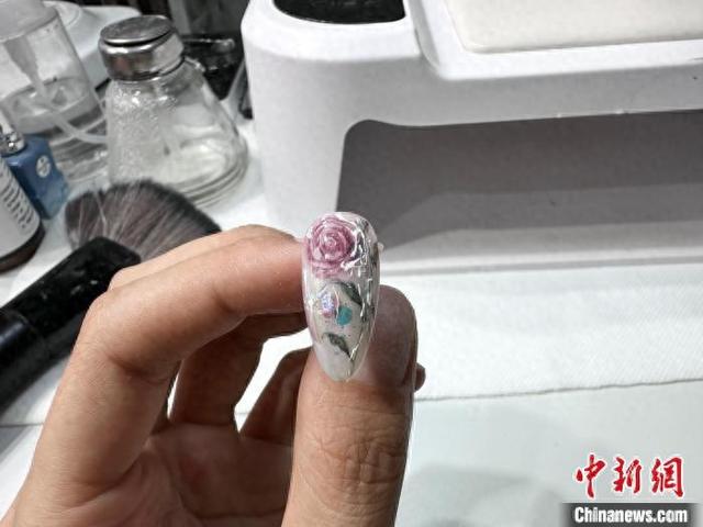 搭档在田田帮助下绘制的玫瑰花美甲。(受访者供图)