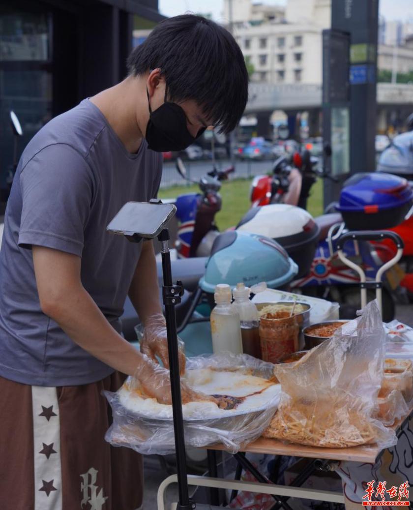 年轻人饮料摆摊