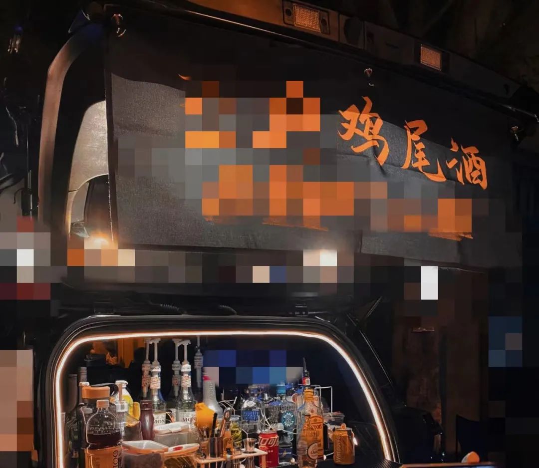 年轻人饮料摆摊