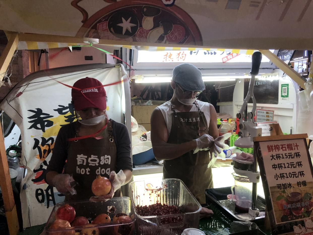 年轻人饮料摆摊